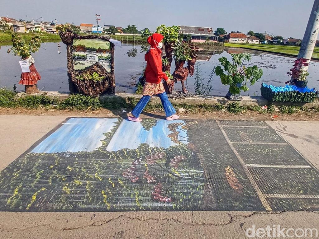 Karya Seni Ciamik dari Popok Bayi Bekas Mejang di Tepi Jalan