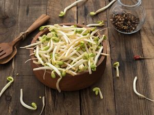 11 Makanan yang Tidak Boleh Dimakan Mentah-mentah dan Risikonya