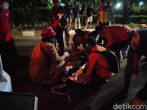 Detik-detik Pemotor Tewas Ditabrak Mobil di MERR-Motor Terbakar
