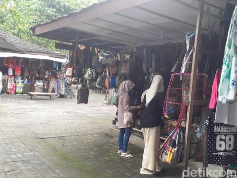 Kios-kios pedagang di dekat pintu keluar Candi Borobudur, Magelang, Minggu (5/6/2022).