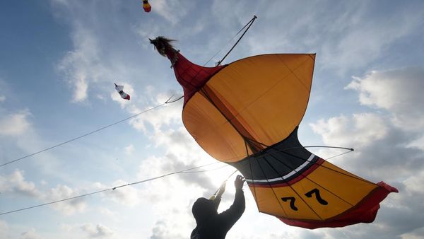Keren Banget! Ketika Layang-layang Raksasa Hiasi Langit Bali