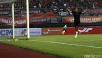 Persija baru bisa menyamakan kedudukan menjadi 1-1 pada babak kedua. Taufik Hidayat sukses menceploskan bola ke gawang kosong setelah merebut bola dengan memanfaatkan blunder Khairul Fahmi pada menit ke-60.