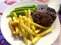 Murah Meriah! 5 Steak Empuk Juicy Ini Ada di Warung Tenda Kaki Lima
