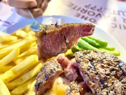 Di Pasar Modern Paramount Ada Steak Kaki 5 dan Cakwe Enak