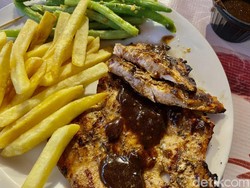 Menyantap Steak Ditemani Suasana Puncak yang Asri