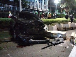 Mobil Tabrak 2 Motor-Pembatas Jalur Sepeda di Sudirman Dini Hari Tadi