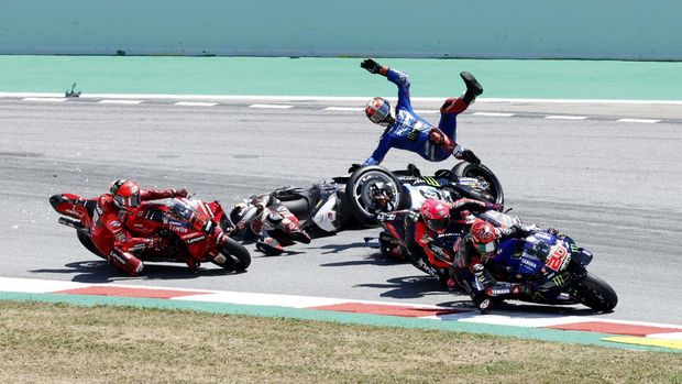 MotoGP - Catalunya Grand Prix - Circuit de Barcelona-Catalunya,  Barcelona, Spain - June 5, 2022 Team Suzuki Ecstar's Alex Rins crashes out at the start of the race REUTERS/Albert Gea
