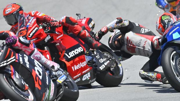 Honda LCR Japanese rider Takaaki Nakagami (R) falls during the Moto Grand Prix de Catalunya at the Circuit de Catalunya on June 5, 2022 in Montmelo on the outskirts of Barcelona. (Photo by Pau BARRENA / AFP)