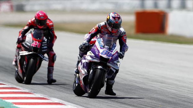 Spain's rider Jorge Martin of the Pramac Racing steers his motorcycle followed by Spain's rider Aleix Espargaro of the Aprilia Racing during the MotoGP race of the Catalunya Motorcycle Grand Prix at the Catalunya racetrack in Montmelo, just outside of Barcelona, Spain, Sunday, June 5, 2022. (AP Photo/Joan Monfort)