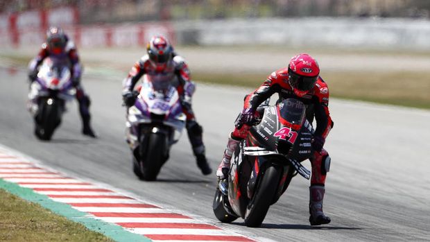 Spain's rider Aleix Espargaro of the Aprilia Racing steers his motorcycle followed by Spain's rider Jorge Martin of the Pramac Racing during the MotoGP race of the Catalunya Motorcycle Grand Prix at the Catalunya racetrack in Montmelo, just outside of Barcelona, Spain, Sunday, June 5, 2022. (AP Photo/Joan Monfort)