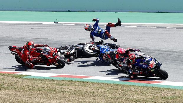 MotoGP - Catalunya Grand Prix - Circuit de Barcelona-Catalunya,  Barcelona, Spain - June 5, 2022 Team Suzuki Ecstar's Alex Rins crashes out at the start of the race REUTERS/Albert Gea