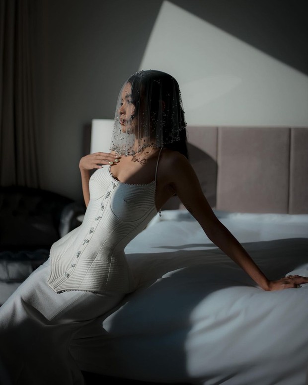 n Gaya elegant Eva Celia kenakan gaun pengantin