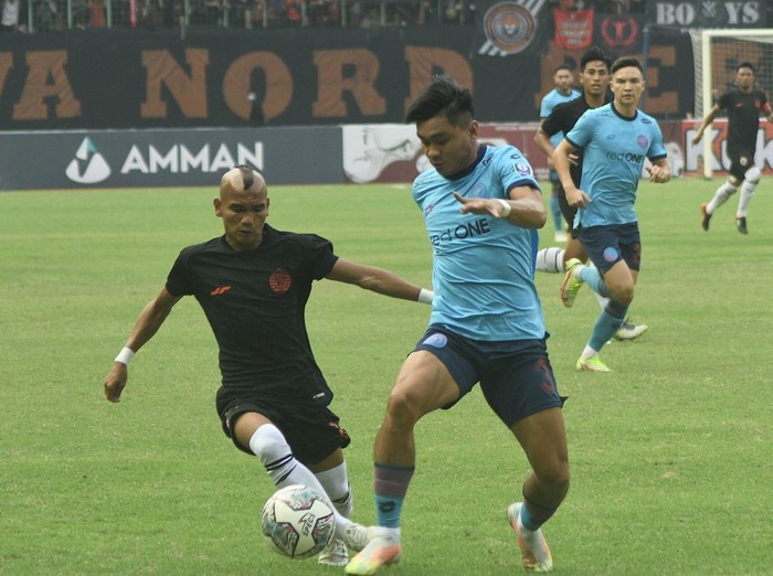 Pesepak Bola Persija Jakarta Riko Simanjuntak (kiri) berebut bola dengan pesepak bola Sabah FC Rawilson Batuil (kanan) pada partai persahabatan di Stadion Patriot Chandrabhaga, Bekasi, Jawa Barat, Minggu (5/6/2022). Pertandingan Babak 1 berakhir 1-0 untuk Sabah FC. ANTARA FOTO/ Fakhri Hermansyah/hp.