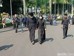 Snapshot: Potret Ridwan Kamil Gandeng Erat Atalia Usai Temui Warga