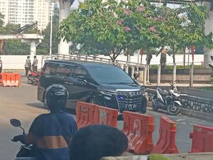 Aksi Mobil Pelat RFZ Hendak Terobos CFD Bundaran HI Berhasil Dihalangi Aksi Mobil Pelat RFZ Hendak Terobos CFD Bundaran HI Berhasil Dihalangi