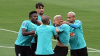 Richarlison kabarnya terlibat pertengkaran panas dengan Vinicius. Bintang Everton itu menunjukkan mimik marah sambil menarik kaus Vinicius. Foto: Getty Images/Koji Watanabe