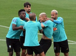 Richarlison kabarnya terlibat pertengkaran panas dengan Vinicius. Bintang Everton itu menunjukkan mimik marah sambil menarik kaus Vinicius. Foto: Getty Images/Koji Watanabe