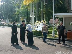 Saat Ridwan Kamil-Atalia Temui Langsung Warga yang Berbelasungkawa