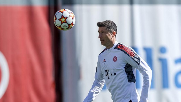 MUNICH, GERMANY - APRIL 11: Robert Lewandowski of Bayern Muenchen controls the ball during a training session at Saebener Strasse training ground on April 11, 2022 in Munich, Germany. FC Bayern will face Villarreal CF in the UEFA Champions League quarterfinal second leg match on April 12, 2022. (Photo by Roland Krivec/vi/DeFodi Images via Getty Images)