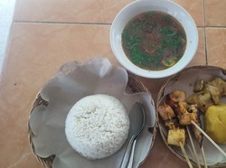 Lezat-Gurih Sate Gurita Mek De, Kuliner Legendaris di Karangasem