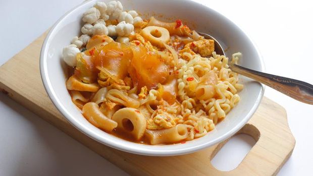 Seblak is one of the typical Indonesian snacks originating from Bandung, seblak made from wet crackers, vegetables and meat or eggs.
