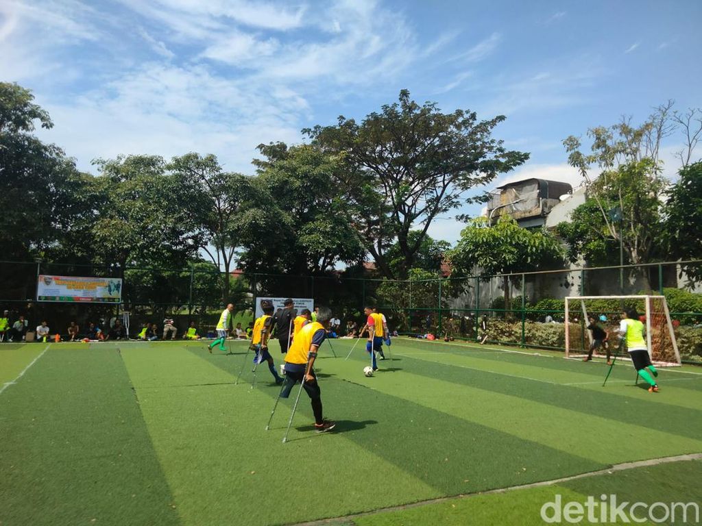 Keseruan Penyandang Disabilitas di Laga Persahabatan Sepak Bola Surabaya