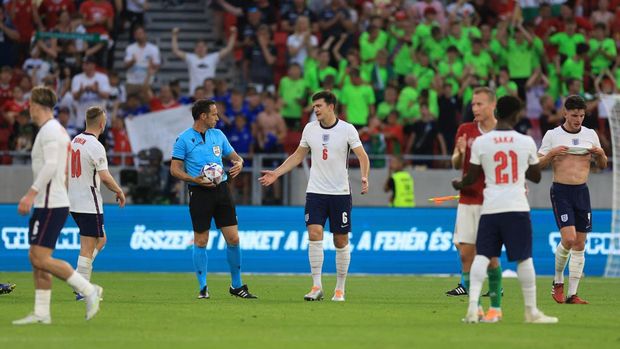 Soccer Football - UEFA Nations League - Group C - Hungary v England - Puskas Arena Park, Budapest, Hungary - June 4, 2022 England's Harry Maguire reacts towards referee Artur Soares Dias after the match Action images via Reuters/Lee Smith