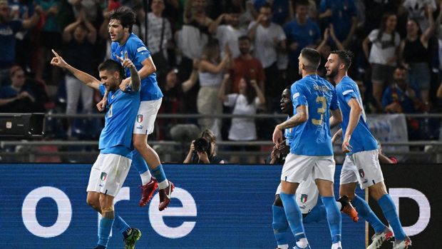 Soccer Football - UEFA Nations League - Group C - Italy v Germany - Renato Dall'Ara Stadium, Bologna, Italy - June 4, 2022 Italy's Lorenzo Pellegrini celebrates scoring their first goal with teammates REUTERS/Alberto Lingria