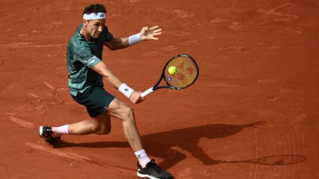 Norway's Casper Ruud plays a backhand return to Spain's Rafael Nadal during their men's singles final match on day fifteen of the Roland-Garros Open tennis tournament at the Court Philippe-Chatrier in Paris on June 5, 2022. (Photo by Christophe ARCHAMBAULT / AFP)
