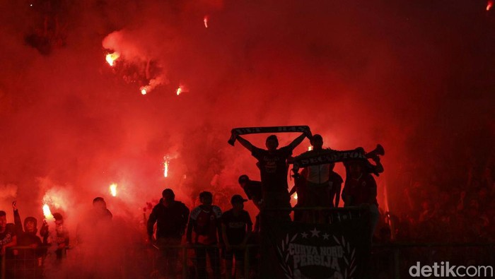 The Jakmania memadati Stadion Patriot, Bekasi, Minggu (5/6/2022). Ini merupakan laga perdana yang dapat ditonton The Jakmania usai pandemi COVID-19.