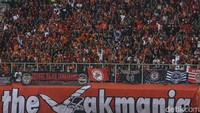 Yel-yel terus dikumandangkan saat Persija beraksi melawan Sabah Fc.