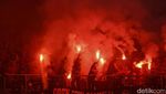The Jakmania Merahkan Stadion Patriot