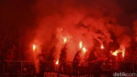 Mereka juga menyalakan flare.