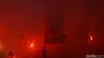 The Jakmania Merahkan Stadion Patriot