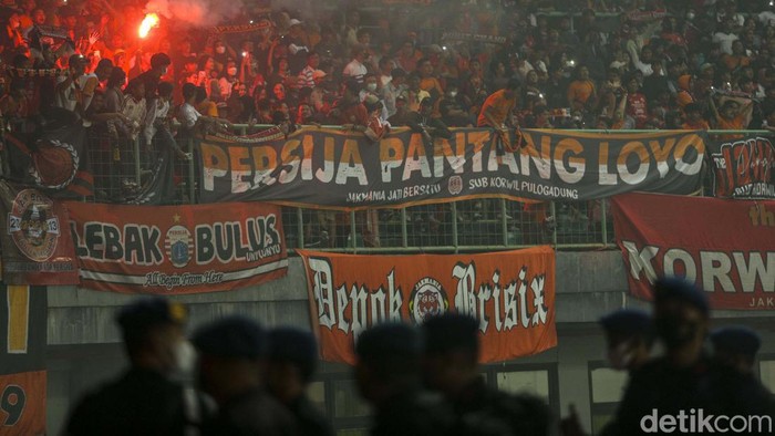 The Jakmania memadati Stadion Patriot, Bekasi, Minggu (5/6/2022). Ini merupakan laga perdana yang dapat ditonton The Jakmania usai pandemi COVID-19.