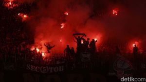 The Jakmania Merahkan Stadion Patriot