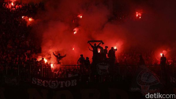 The Jakmania Merahkan Stadion Patriot