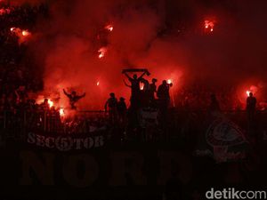 The Jakmania Merahkan Stadion Patriot