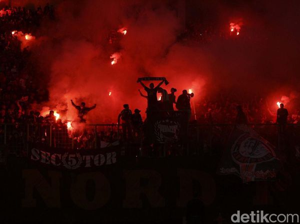 The Jakmania Merahkan Stadion Patriot