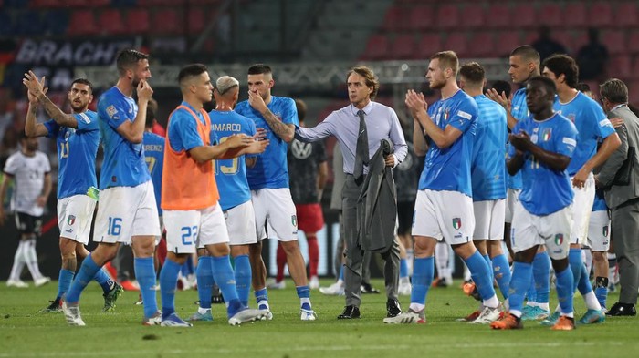 BOLOGNA, ITALY - JUNE 04: Italy head coach Roberto Mancini greets his players at the end of the UEFA Nations League League A Group 3 match between Italy and Germany at Renato DallAra Stadium on June 04, 2022 in Bologna, Italy. (Photo by Marco Luzzani/Getty Images)