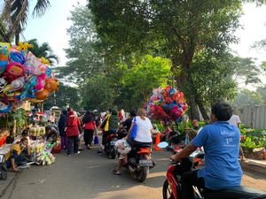 Ramainya PKL di Sekitar Tebet Eco Park, Ada yang Jualan dari Balik Pagar Ramainya PKL di Sekitar Tebet Eco Park, Ada yang Jualan dari Balik Pagar