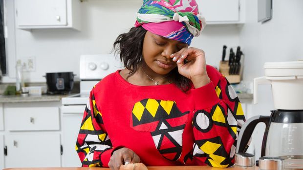 Ilustrasi menangis karena mengiris bawang.