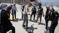 Gadis-gadis Muda di Jalur Gaza Kini Berlatih Skateboard