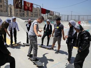 Gadis-gadis Muda di Jalur Gaza Kini Berlatih Skateboard Gadis-gadis Muda di Jalur Gaza Kini Berlatih Skateboard