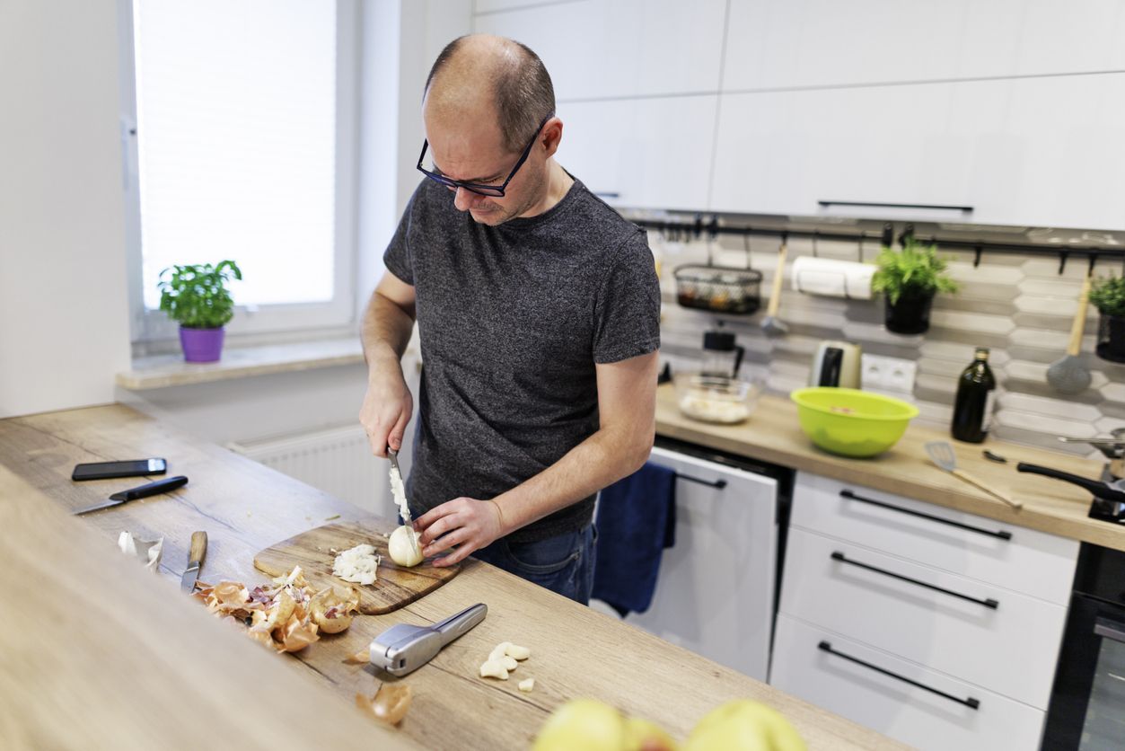 Ilustrasi mengiris bawang pakai kacamata.