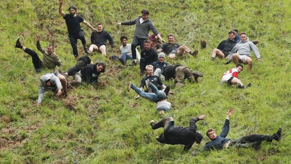 Jungkir Balik Berburu Keju Gelinding di Inggris