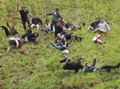Jungkir Balik Berburu Keju Gelinding di Inggris