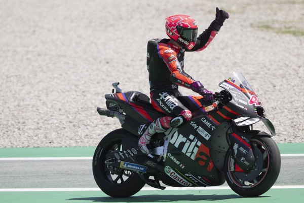 BARCELONA, SPAIN - JUNE 05: Aleix Espargaro of Spain and Aprilia Racing greets the fans during the MotoGP race during the MotoGP of Catalunya - Race at Circuit de Barcelona-Catalunya on June 05, 2022 in Barcelona, Spain. (Photo by Mirco Lazzari gp/Getty Images)
