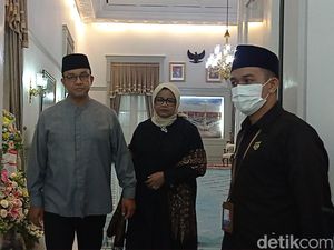 Momen Anies Tenangkan Ridwan Kamil di Pelukannya Saat Takziah Eril