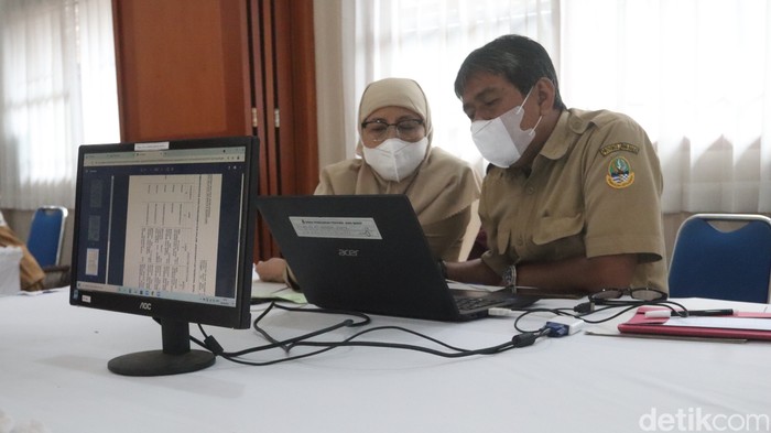 Pelaksanaan Penerimaan Peserta Didik Baru (PPDB) 2022 di Jabar dimulai pada Senin (6/6/2022). Namun terpantau dari SMAN 20 Bandung masih ada peserta didik asal luar provinsi yang belum memilki akun Penerimaan Peserta Didik Baru (PPDB) 2022.